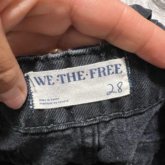 We the free  Major Leagues Mid-Rise Cuffed Jeans Black Wash size 28” - Picture 13 of 13